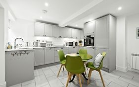 Bell Cottage By Ludlow Castle With Onsite Parking